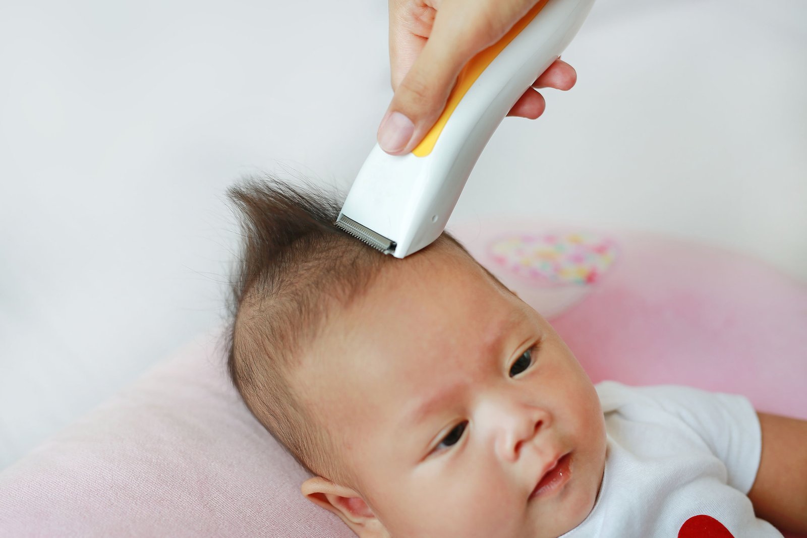 Menggunduli Bayi Baru Lahir, Benarkah Membuat Rambut Jadi Lebih Lebat?